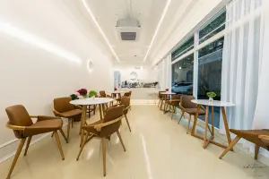 미니멀 화이트 감성 카페 LEV 인테리어